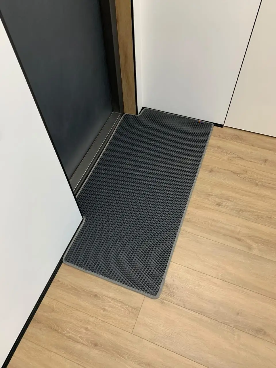 Covoraș EVA grafit croit cu decupaj, așezat la intrarea unui apartament